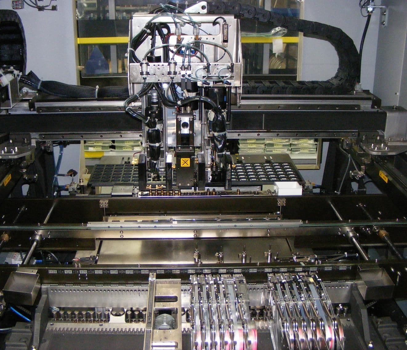 Surface-mount pick and place machine
