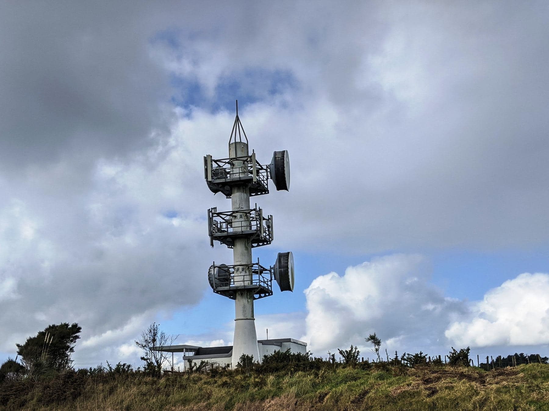 Telecommunications tower